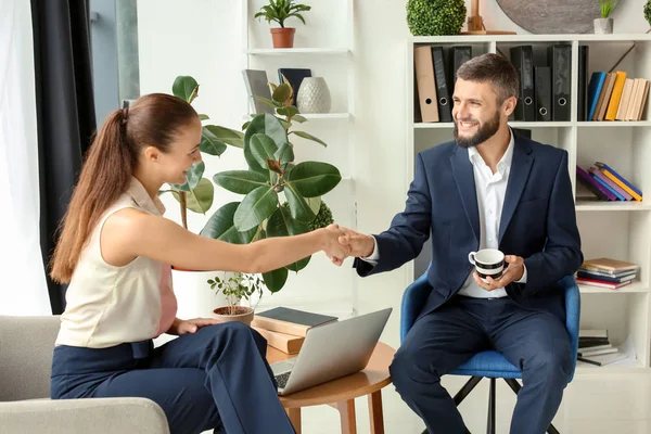 Menschen Beim Händeschütteln Bei Geschäftstreffen Büro — Stockfoto