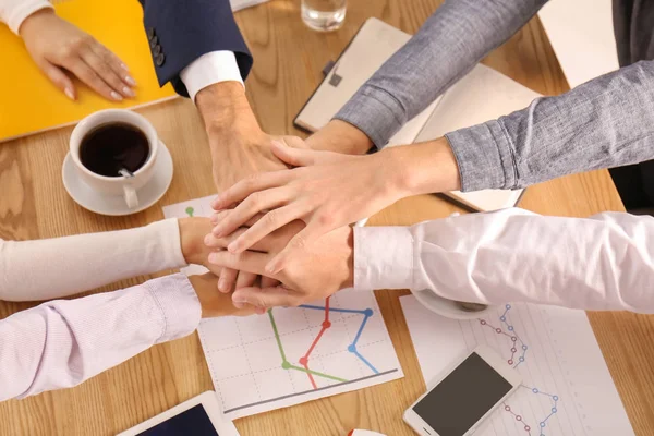 Equipo Negocios Poniendo Las Manos Juntas Como Símbolo Unidad — Foto de Stock