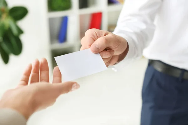 Mann Gibt Frau Büro Visitenkarte Nahaufnahme — Stockfoto