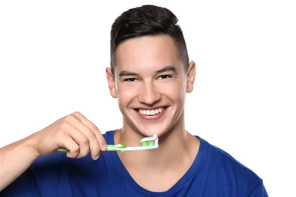 Ung Man Borsta Tänderna Vit Bakgrund — Stockfoto