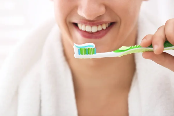 Joven Hombre Cepillarse Los Dientes Primer Plano —  Fotos de Stock