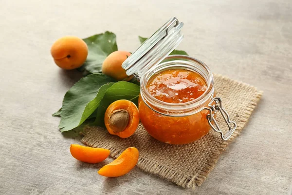 Frasco Com Doce Geléia Damasco Frutas Frescas Mesa — Fotografia de Stock