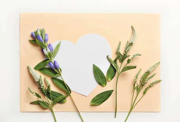Красиві Квіти Пустою Карткою Формі Серця Білому Тлі — стокове фото
