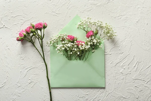 Mooie Bloemen Met Envelop Licht Gestructureerde Achtergrond — Stockfoto