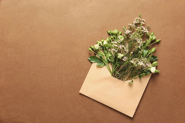 Renk Arka Plan Üzerinde Çiçekler Olan Açık Posta Zarf — Stok fotoğraf