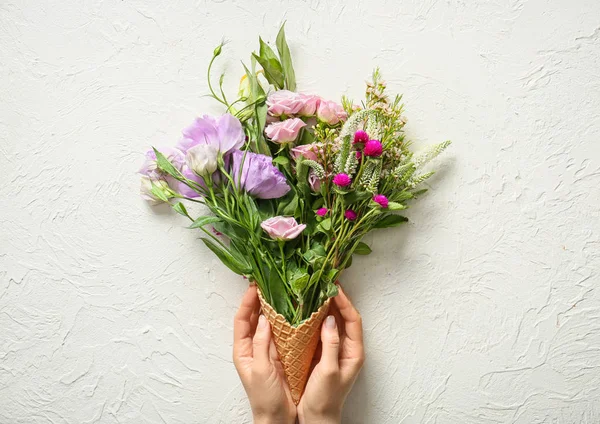 Donna Possesso Cono Cialda Con Bellissimi Fiori Sfondo Strutturato Luce — Foto Stock