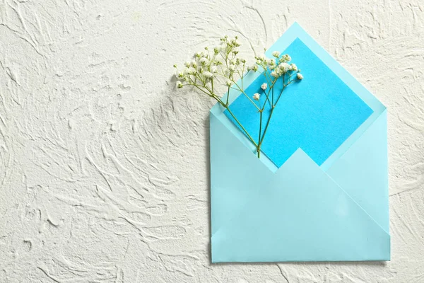 Open Mail Envelop Met Bloemen Licht Gestructureerde Achtergrond — Stockfoto