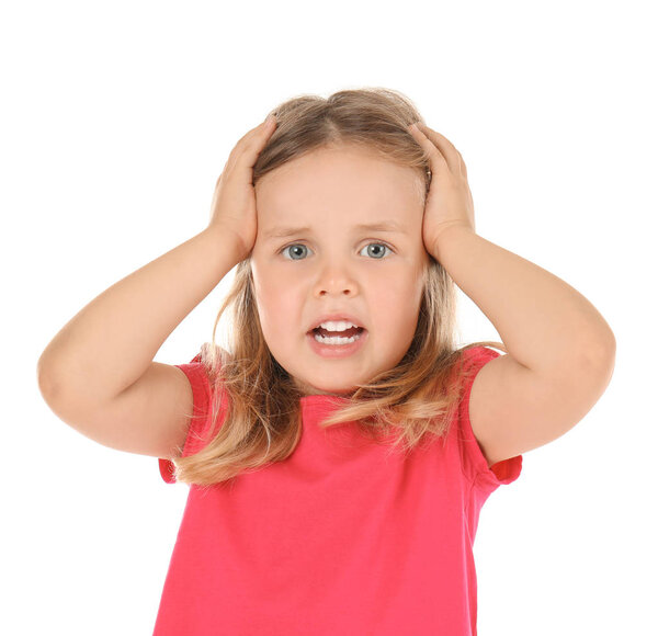 Запутавшаяся маленькая девочка на белом фоне
