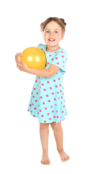 白い背景の上にボールを持つ遊び心のある少女 — ストック写真