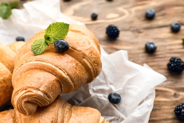 Läckra Croissanter Med Bär Träbord Närbild — Stockfoto