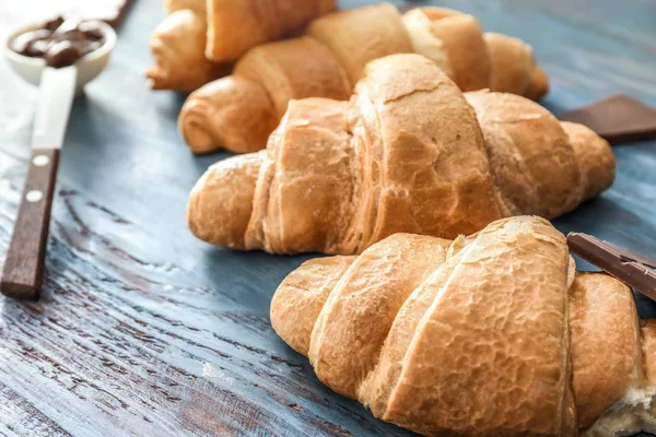 Läckra Croissanter Träbord — Stockfoto