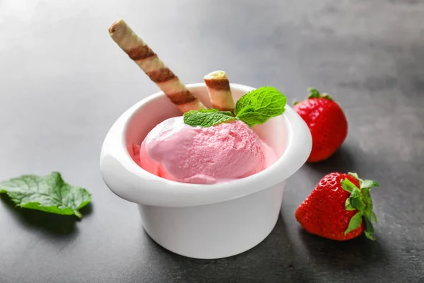 Μπολ Νόστιμα Παγωτό Φράουλα Στο Τραπέζι Γκρι — Φωτογραφία Αρχείου