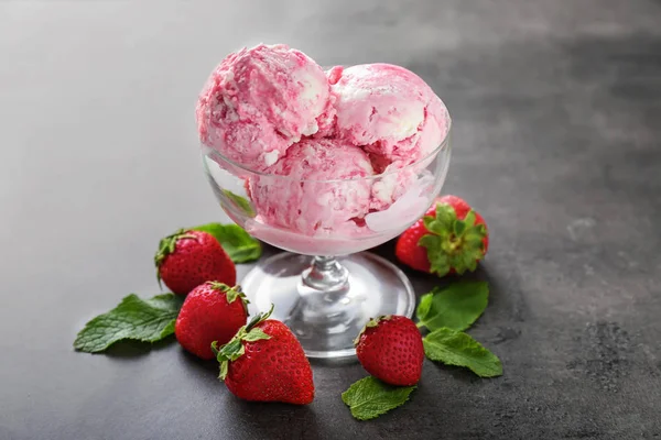 Επιδόρπιο Μπολ Νόστιμα Παγωτό Φράουλα Στο Τραπέζι Γκρι — Φωτογραφία Αρχείου