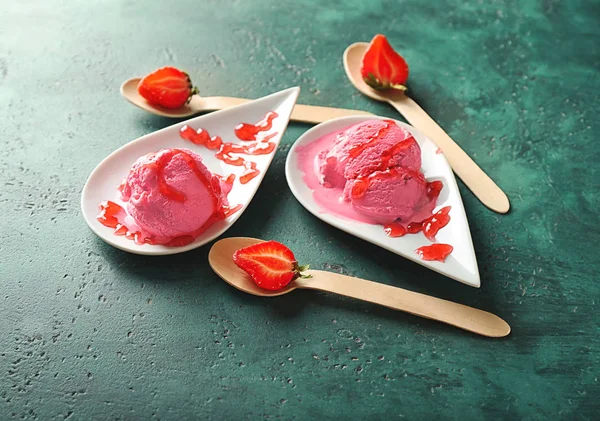 Lezzetli çilekli dondurma yeşil masada ile kompozisyon