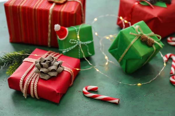 Рождественские Подарочные Коробки Зеленом Столе — стоковое фото