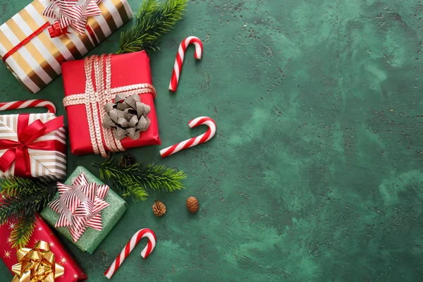 Όμορφα Κουτιά Δώρων Χριστουγέννων Στο Πράσινο Τραπέζι — Φωτογραφία Αρχείου