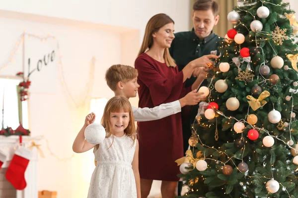 Família Decoração Bela Árvore Natal Quarto — Fotografia de Stock