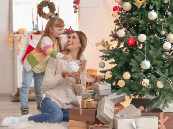 Menina Bonito Com Mãe Decoração Árvore Natal Quarto — Fotografia de Stock