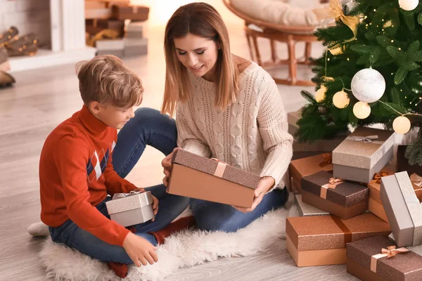 Rapaz Bonito Sua Mãe Abrindo Presentes Natal Casa — Fotografia de Stock