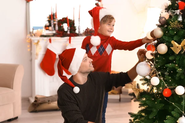 Aranyos Fiú Apjával Szobában Karácsonyfa Díszítése — Stock Fotó