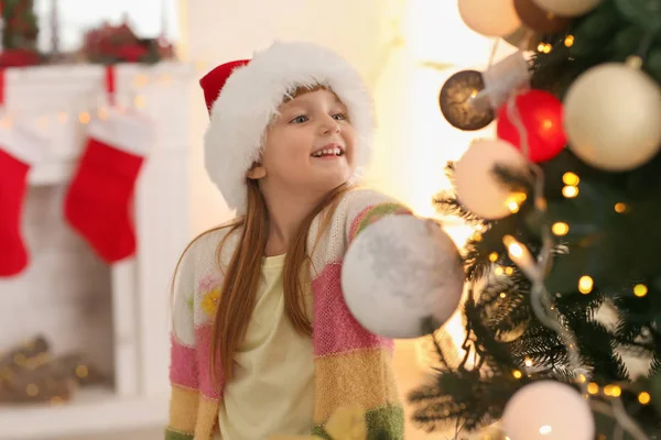 かわいいです女の子飾るクリスマスツリーに家 — ストック写真