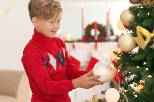 Netter Kleiner Junge Schmückt Weihnachtsbaum Hause — Stockfoto