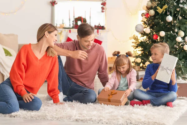 Família Feliz Com Presentes Natal Casa — Fotografia de Stock