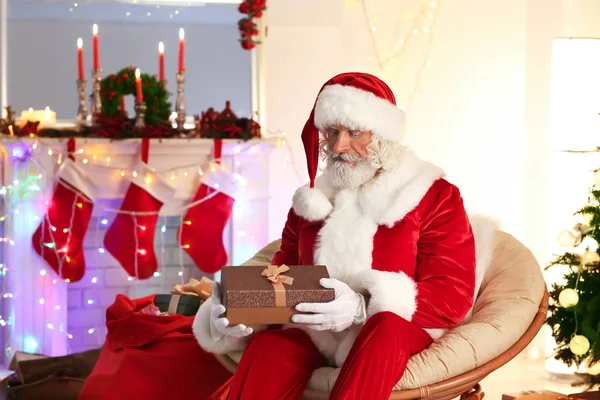 Weihnachtsmann Mit Geschenk Weihnachtlich Dekorierten Zimmer — Stockfoto