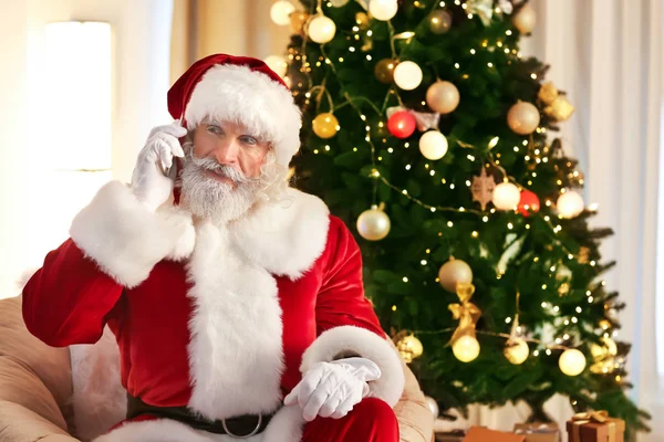 Santa Claus Rozmawia Przez Telefon Komórkowy Pokojach Utrzymane Boże Narodzenie — Zdjęcie stockowe