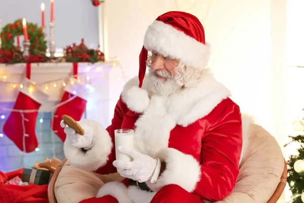 Santa Claus Con Galleta Vaso Leche Habitación Decorada Para Navidad — Foto de Stock