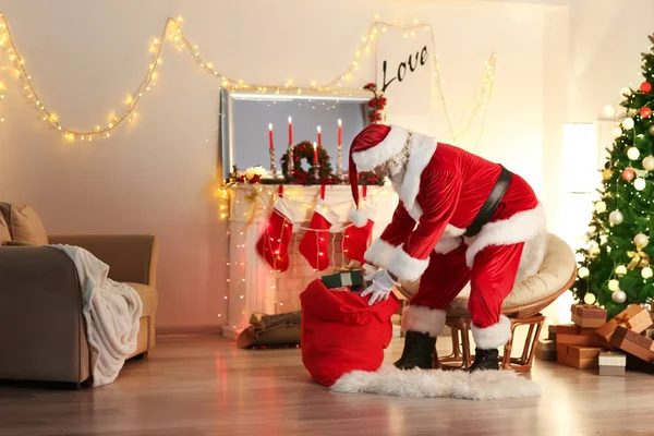 Santa Claus Con Bolsa Llena Regalos Habitación Decorada Para Navidad — Foto de Stock