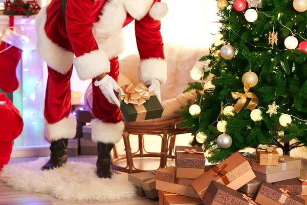 Santa Claus Wprowadzenie Prezenty Pod Choinkę Pokoju — Zdjęcie stockowe