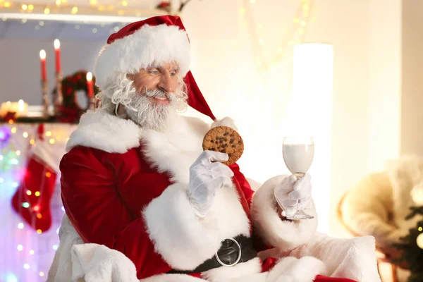 Santa Claus Con Galleta Vaso Leche Habitación Decorada Para Navidad —  Fotos de Stock