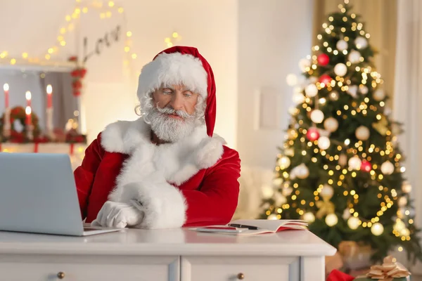 Санта Клаус Ноутбуком Сидять Столом Кімнаті Прикрашеній Різдвом — стокове фото