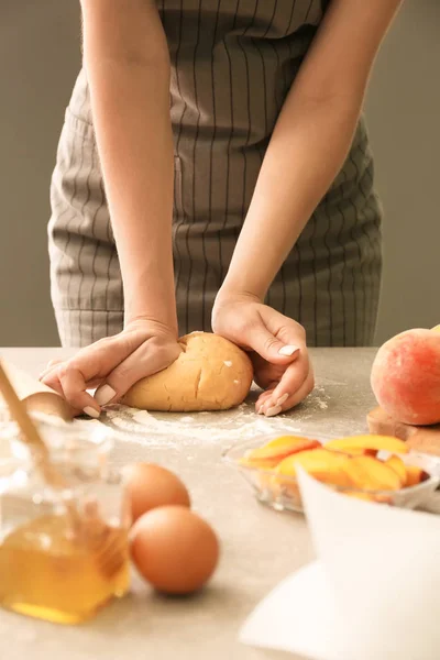 Frau Bereitet Teig Für Pfirsichgalette Tisch Vor — Stockfoto