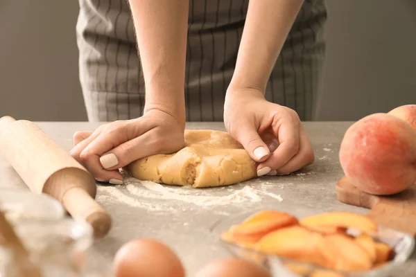 테이블에서 복숭아 Galette에 반죽을 — 스톡 사진