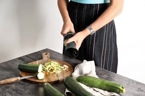 Mujer Haciendo Espaguetis Calabacín Mesa Cocina —  Fotos de Stock