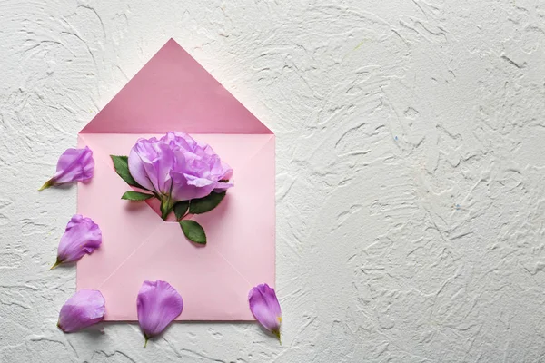 Çiçek Işık Arka Plan Üzerine Açık Posta Zarfı — Stok fotoğraf