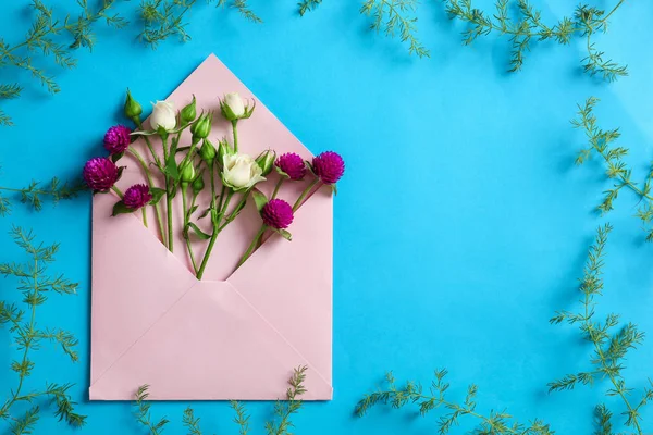 Composition Flowers Envelope Color Background — Stock Photo, Image