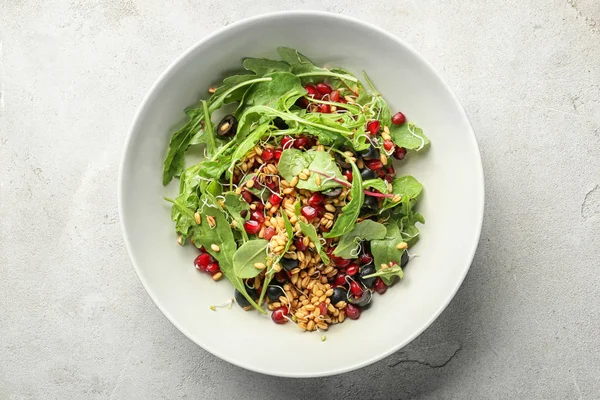 Tigela Com Salada Fresca Saudável Fundo Claro — Fotografia de Stock