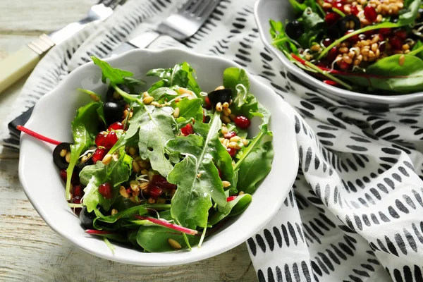 Cuenco Con Ensalada Fresca Saludable Mesa Madera — Foto de Stock