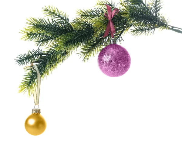 Weihnachtsbaumzweig Mit Kugeln Auf Weißem Hintergrund — Stockfoto