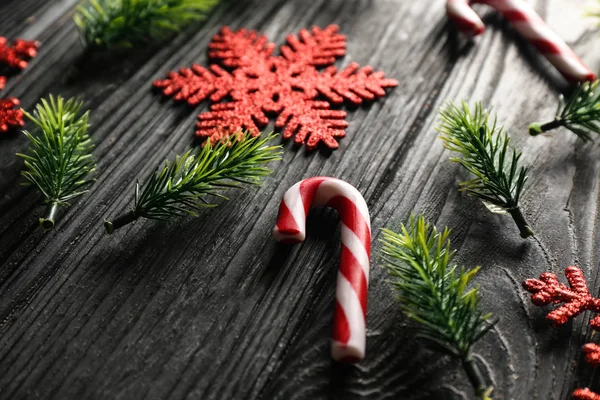 圣诞树上的树枝和节日装饰在木质背景上 — 图库照片
