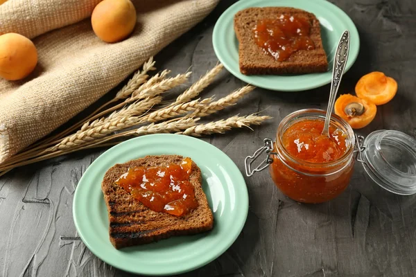 Jar Delicious Apricot Jam Sliced Bread Table — Stock Photo, Image