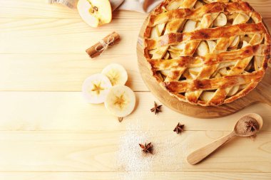 Kurulu ile lezzetli elmalı turta ahşap tablo