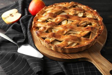 Ahşap tahta masada lezzetli elmalı turta ile