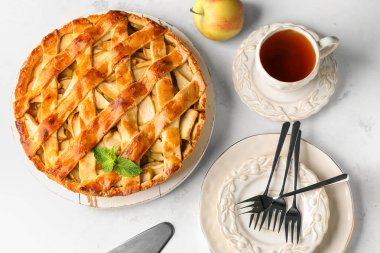 Lezzetli elmalı turta ve hafif tabloda çay ile kurulu