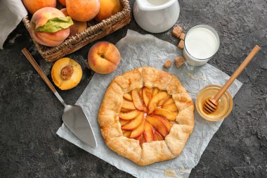Parşömen lezzetli şeftali Galette'ye karanlık tablo ile