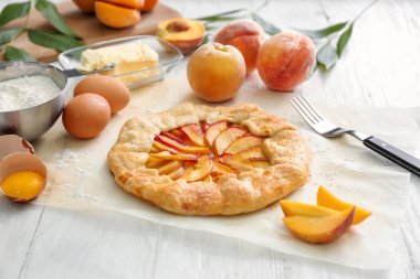 Parşömen lezzetli şeftali Galette'ye beyaz tablo ile