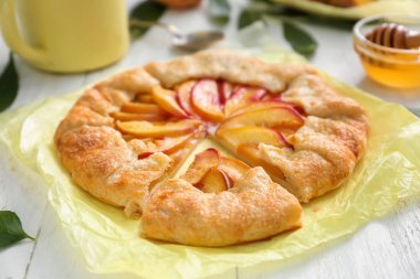 Parşömen lezzetli şeftali Galette'ye beyaz tablo ile